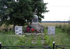 Памятник лётчикам у аэродрома Клопицы