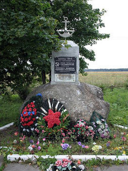 Памятник лётчикам у аэродрома Клопицы
