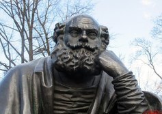 Скульптура апостола Петра в Александровском парке