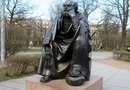 Скульптура апостола Петра в Александровском парке