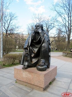 Скульптура апостола Петра в Александровском парке