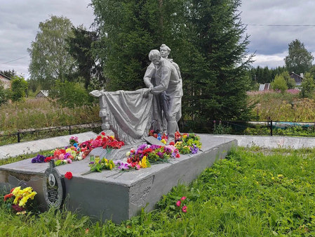 Братская могила советских воинов в пос. Лоймола