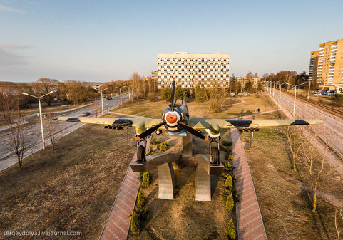 Памятник самолету Ил-2