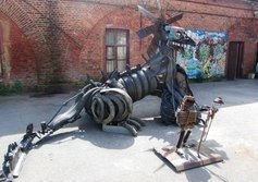 Уличный музей скульптуры из мусора.