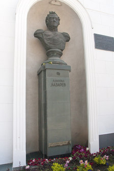 Памятник адмиралу Лазареву
