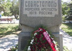 Памятник 200-летию основания Севастополя