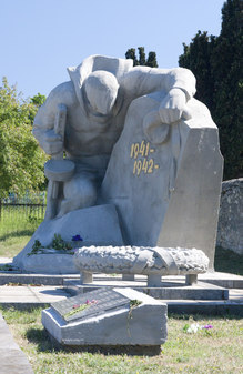 Братское захоронение советских воинов, погибших в боях за Севастополь в 1941-42 годах