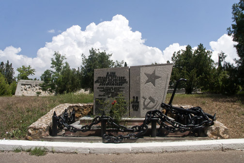 Памятник погибшим морякам с крейсера "Кутузов"