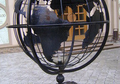  скульптура Глобус Земного шара