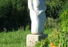 каменная скульптура женщины - современная скульптура