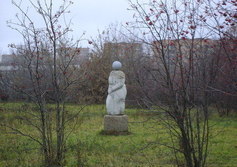каменная скульптура женщины - современная скульптура