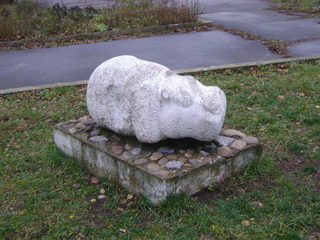 каменная статуя Ижевский бегемотик