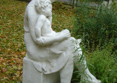 скульптура женщина, читающая ребёнку