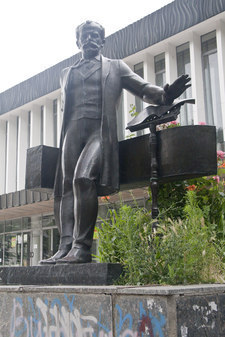 Памятник композитору Петру Ильичу Чайковскому 