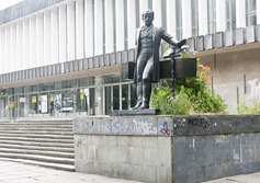 Памятник композитору Петру Ильичу Чайковскому 