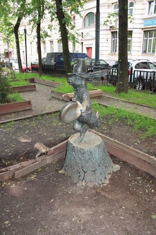 Памятник кролику из книги: "Алиса в стране чудес"