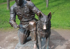 Памятник военному инструктору с собакой