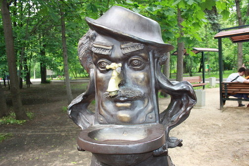 Памятник Мойдодыру в московском парке Сокольники
