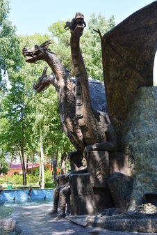 Скульптура "Змей Горыныч и Кащей Бессмертный"