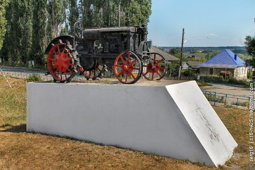 Поселок Хохольский. Памятник трактору