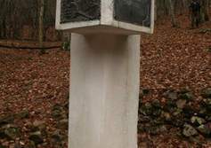 Памятный знак и братская могила на месте базирования Севастопольского партизанского отряда