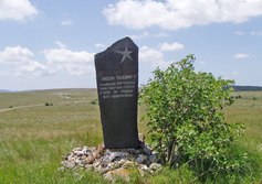 Памятник партизанам в Долгоруковской яйле на месте братской могилы безымянных бойцов