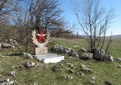  Памятник бойцам отряда "Смерть фашизму" на горе Колан-Баир 