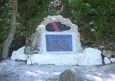 Памятник "Подковка" после перевала Верхний Кок-Асан-Богаз 