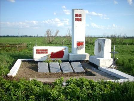 Памятник погибшим подпольщикам в с. Власовка 