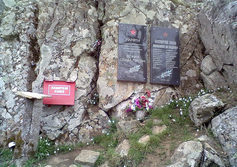 Памятные плиты на месте бывшей дислокации Алуштинского партизанского отряда в урочище Ай-Йори 