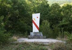 Памятник погибшим мирным жителям и партизанам в урочище «Васильковская балка»