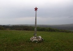 Памятник шпиль на плато Орта-Сырт