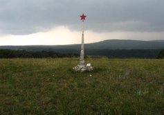 Памятник шпиль на плато Орта-Сырт