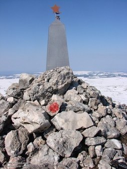 Памятник погибшим на Караби на вершине Кара-Тау 
