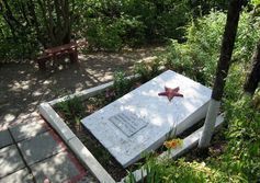 Партизанская могила 4-х неизвестных партизан у подножия Чёртовой лестницы