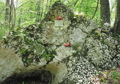 Памятная табличка на скале с гротом партизану Губскому Георгию Никифоровичу при подъёме на Яман-Таш