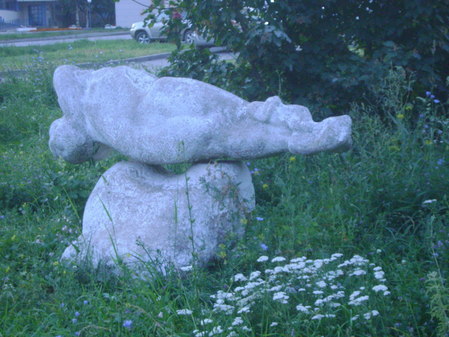 каменная современная скульптура