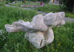 каменная современная скульптура