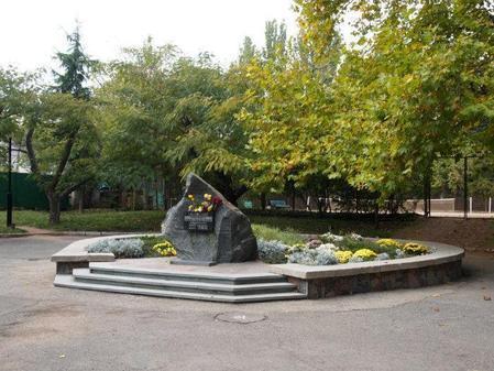Памятный знак на месте расстрела алуштинцев в годы Великой Отечественной войны 