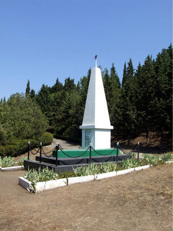 Братская могила советских воинов и партизан в селе Рыбачьем 