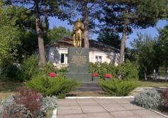 Братская могила советских воинов в Перевальном 