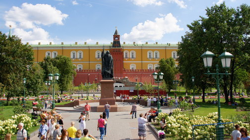 Памятник патриарху Гермогену в Александровском саду Москвы