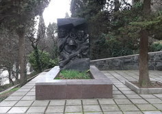 Братская могила воинов Советской Армии в г. Алушта (возле винзавода)