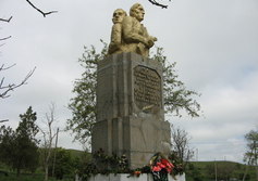 Памятник комиссару Игнатенко Н.И. и партизану Зерекидзе И.В
