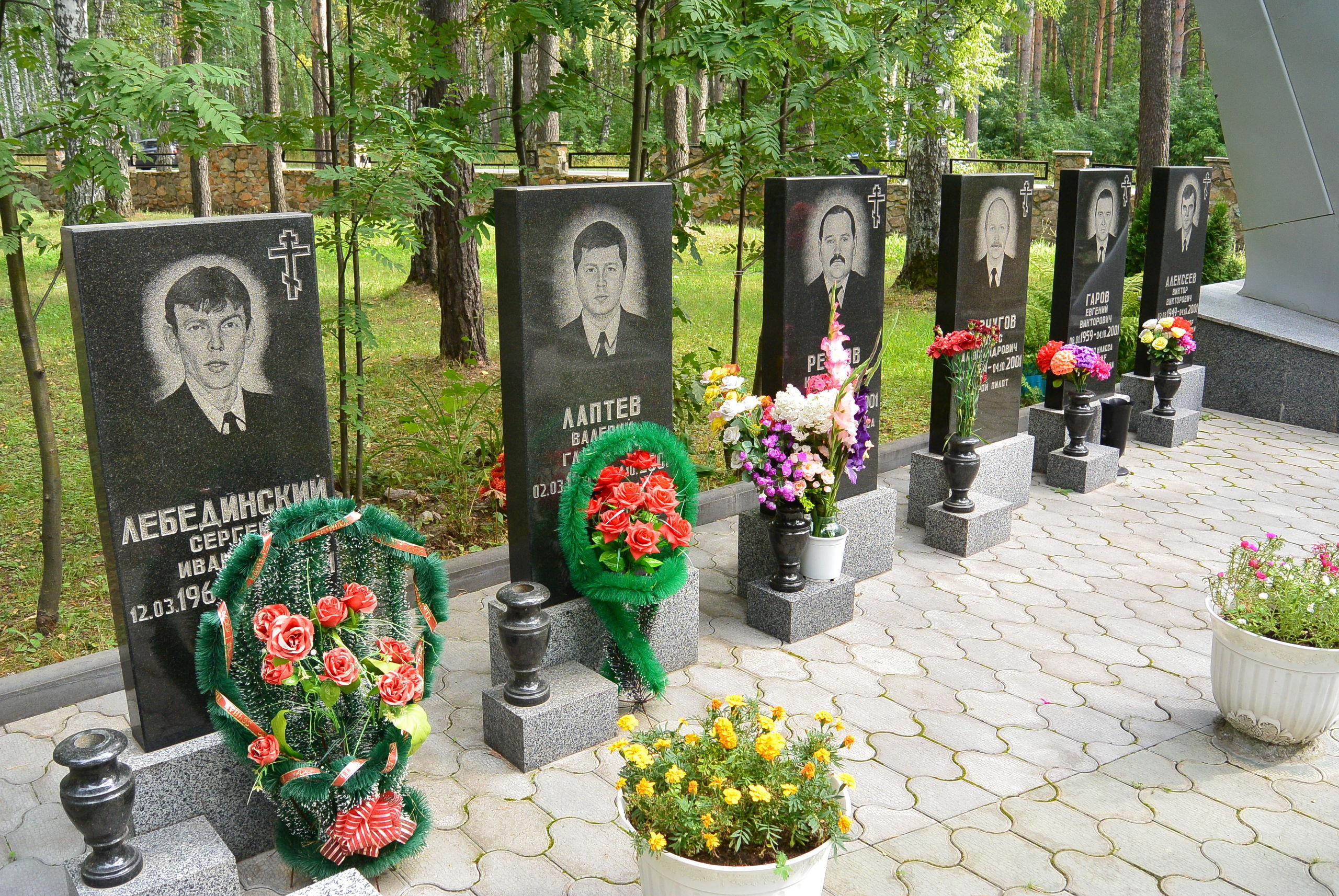 1 июля 2002 г. Южное кладбище Боденским озером. Мемориал Калоевым. Авиакатастрофа в Уфе 2002. Мемориал над Боденским озером.