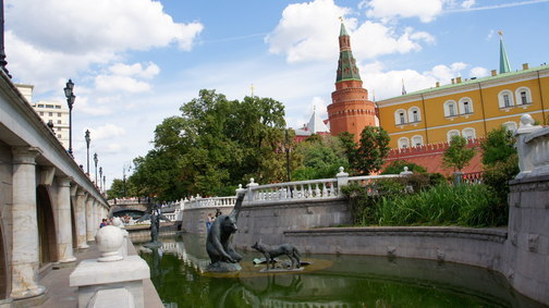 Каскад фонтанов на Манежной площади и в Александровском саду Москвы
