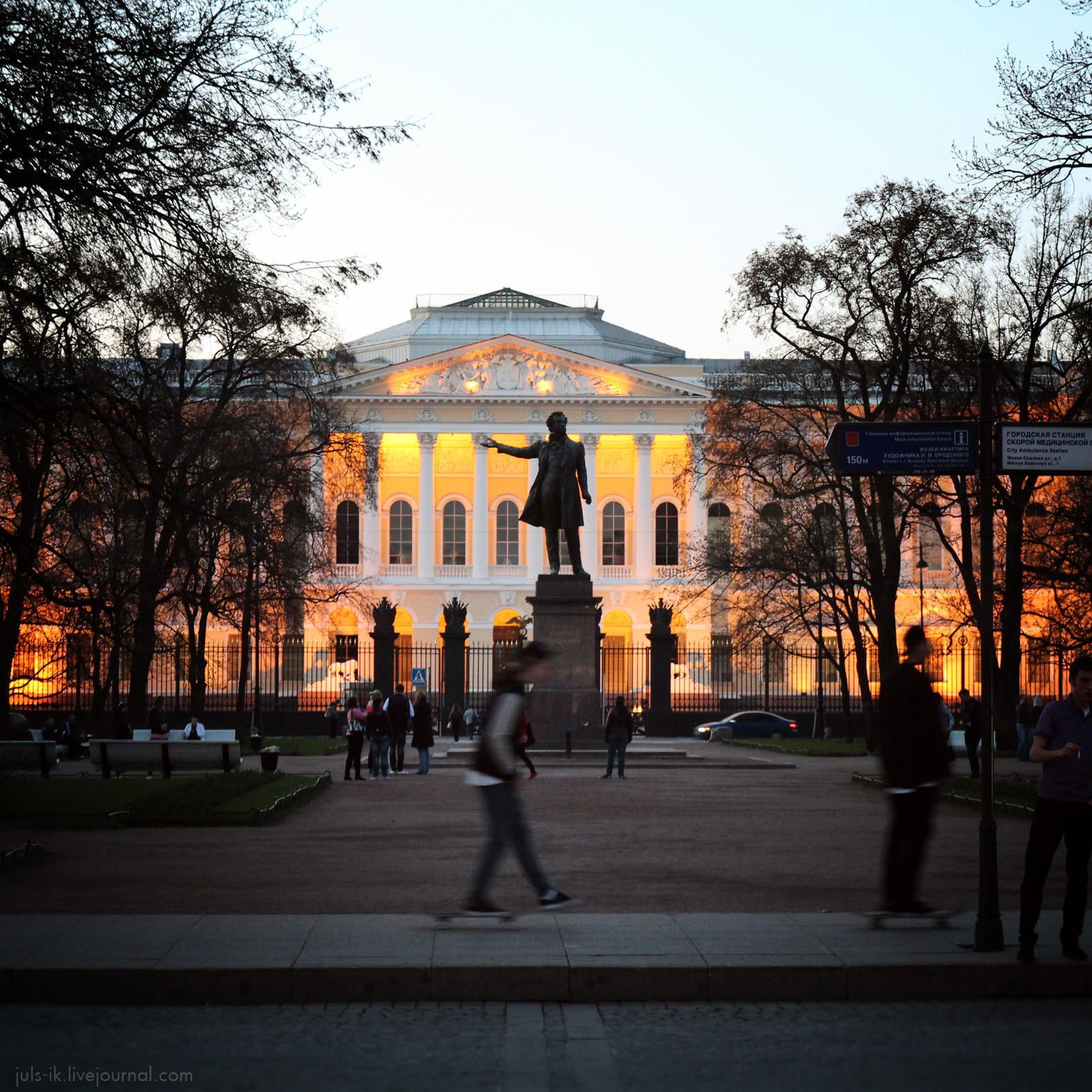 площадь искусств петербург