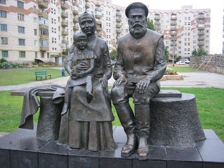Памятник «Дорогие мои старики», г. Белая Калитва, Ростовская область
