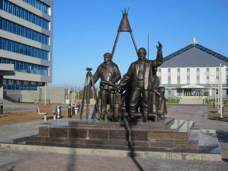 Памятник покорителям Севера в Надыме
