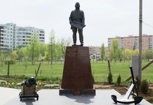Памятник адмиралу Фёдору Ушакову, г. Волгодонск, Ростовская область